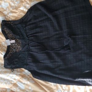 2 Knox rose tops one is black and the other is dark blue